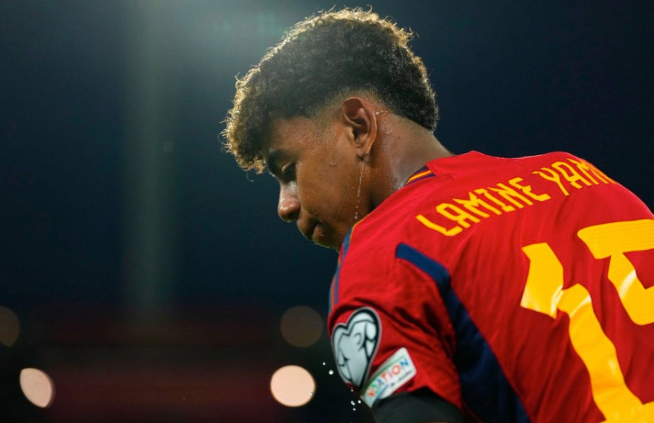 北京男篮在俱乐部杯首战惨败，内线劣势明显，外援表现疲软，青岛男篮以较大优势取胜。（北京男篮俱乐部杯首秀惨败：内线短板暴露、外援乏力，青岛大胜）