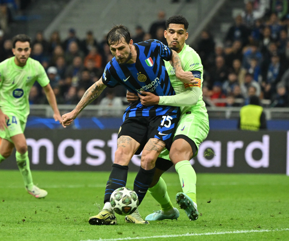 ESPN：曼联重点关注边翼卫引援，并且有7名中场目标（ESPN：曼联引援重心放在边翼卫，同时锁定7位中场人选）