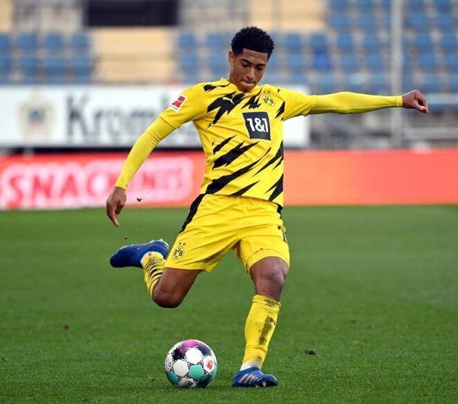 米兰老照片展示埃瓦尼风采（米兰旧影再现埃瓦尼风华）