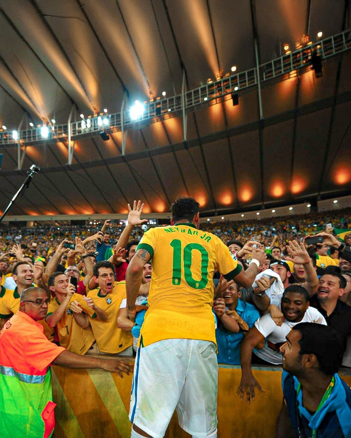 篮球湖人球星时隔两周复出，全场掌声雷动（湖人巨星两周后回归，主场掌声如雷）