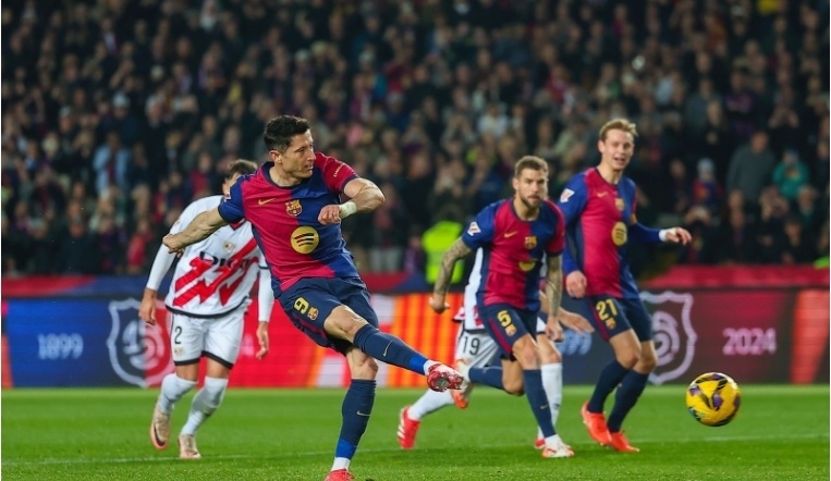 邵佳一谈成为国足主帅：正在家看电脑突然收到700多条信息（邵佳一谈挂帅国足：在家看电脑时突收七百多条消息）