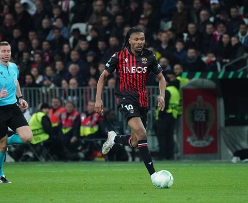 TA：埃利奥特融入维拉的进程较为缓慢，他需要更加沉着冷静（TA：埃利奥特融入维拉进展缓慢，仍需更冷静沉着）