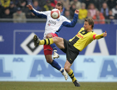 皇马本泽马梅开二度助球队取胜（本泽马双响助皇马告捷）