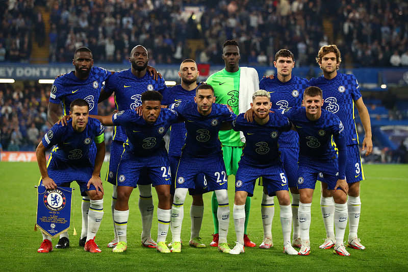 如今足坛的老队友相聚：（足坛昔日队友再度相会：）