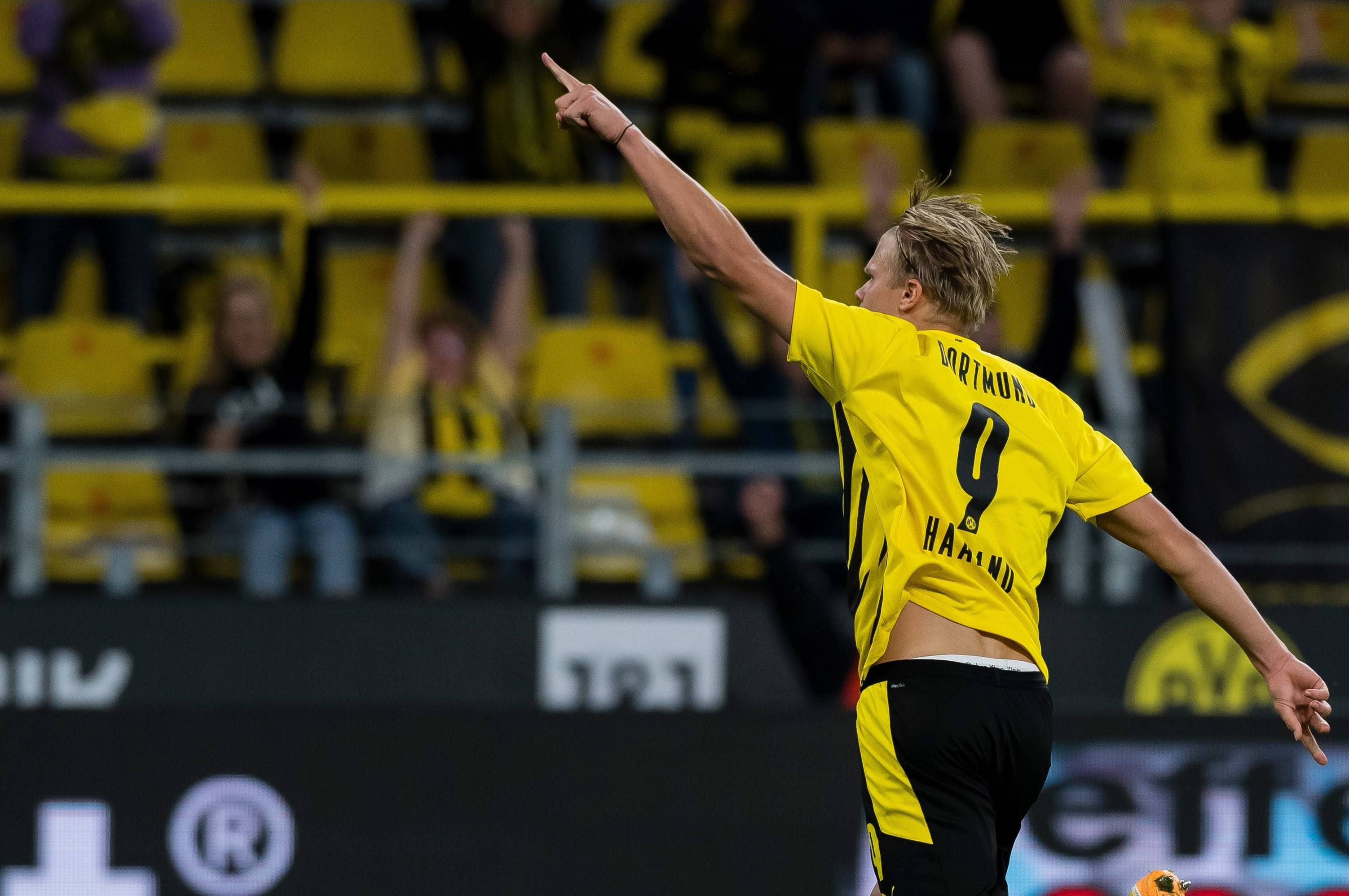 曼联4-1狼队全场数据：射正次数10-2，控球率超6成（曼联4-1狼队：数据全面占优，射正10比2、控球率超60%）