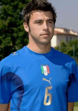 英超焦点战：维拉1-2绝杀阿森纳，曼城争冠机会大增（英超重磅对决：维拉补时2-1击败阿森纳，曼城争冠形势看涨）