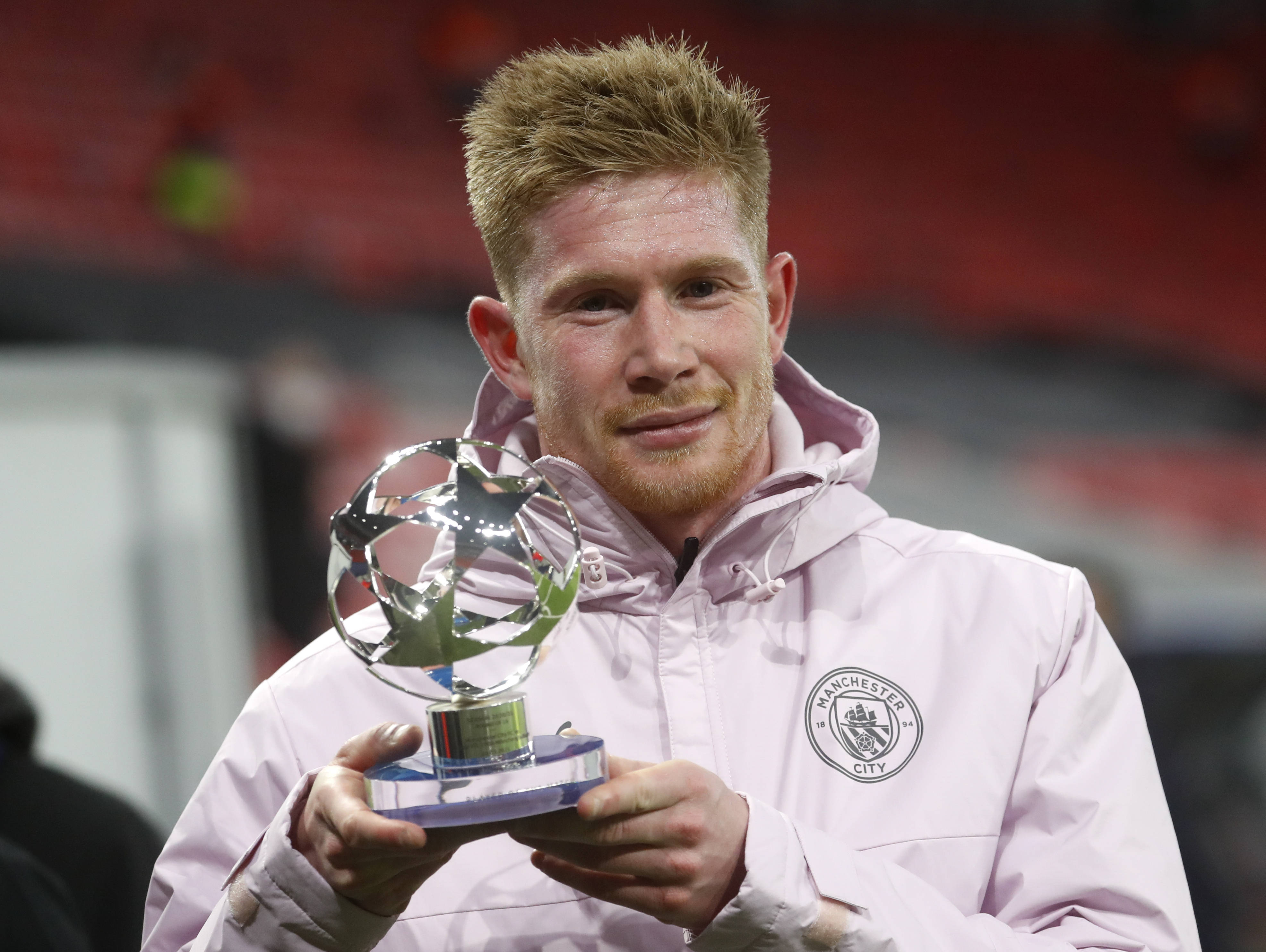 AC米兰1-0登顶意甲！38岁名将却抢走风头，带队12场不败紧追榜首（AC米兰1-0登顶意甲，豪取12场不败！38岁名将抢尽风头）