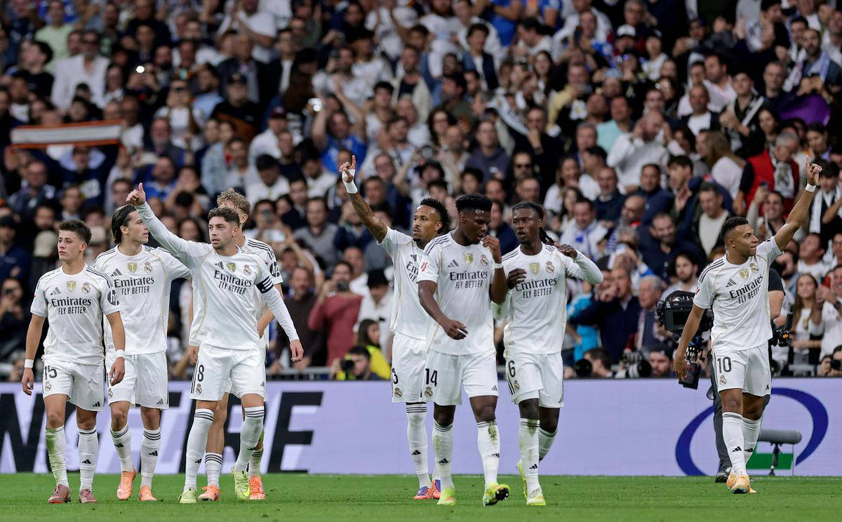 庆祝欧洲杯夺冠，英格兰女足前锋凯莉在伦敦街头跳舞（英格兰女足前锋凯莉伦敦街头起舞，庆祝欧洲杯夺冠）