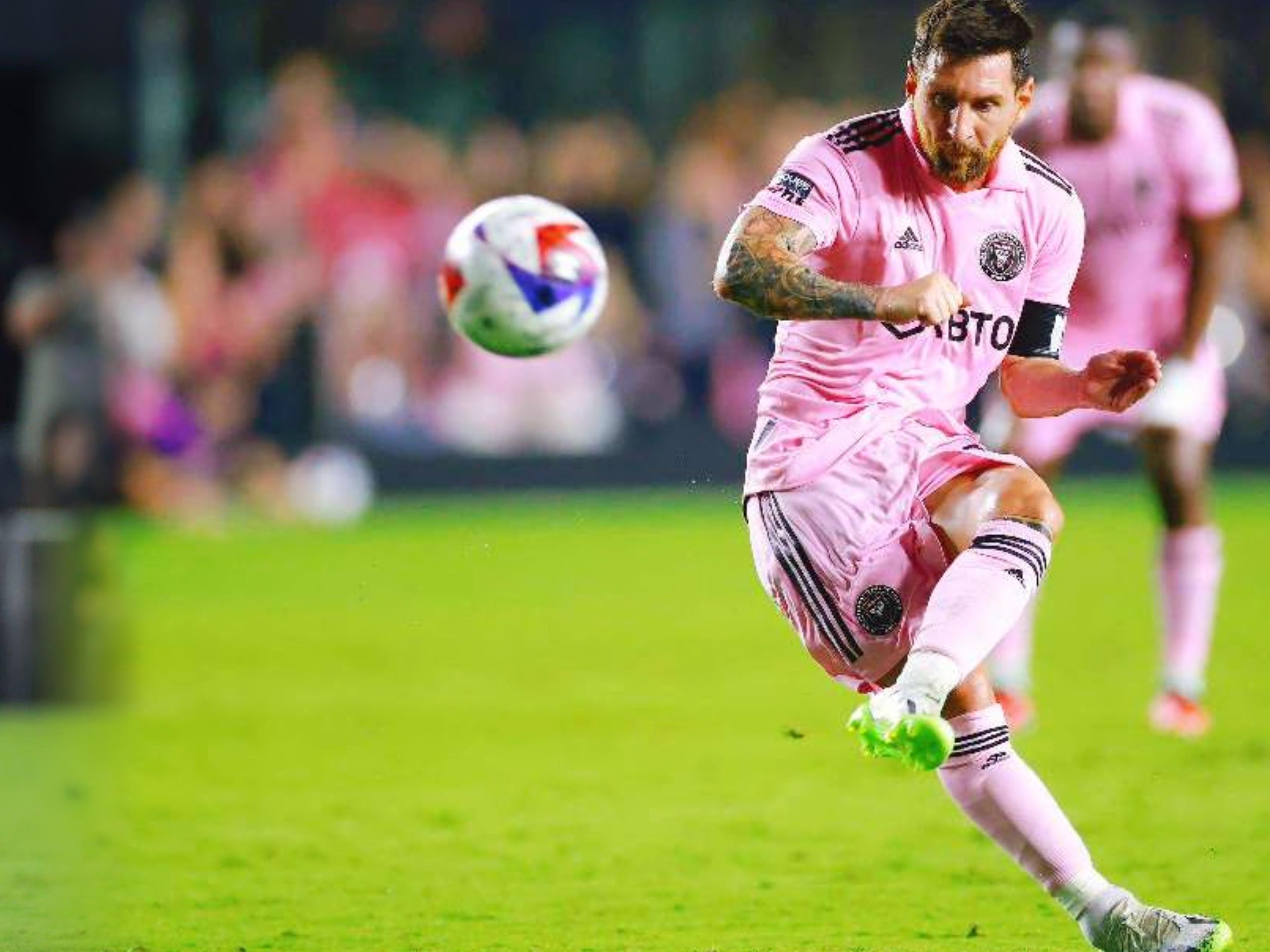 拜仁26／27赛季主场球衣谍照：红色基调搭配领口袖口金色线条（拜仁26／27赛季主场球衣曝光：通体红色，领口与袖口采用金色细边）