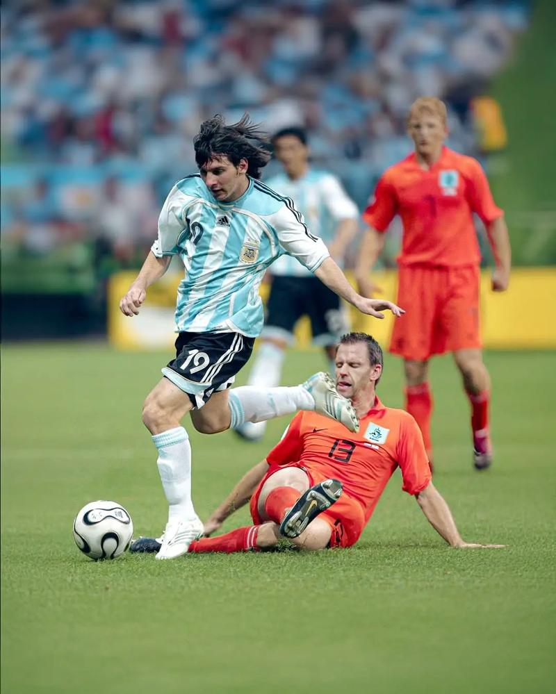 北京国安玄学加持？罕见：河南球迷震撼出征，大量聚集在候车厅（北京国安气运加成？少见一幕：河南球迷浩浩荡荡启程，候车厅人潮涌动）